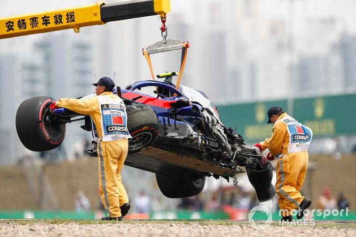 Después del choque de Alexander Albon, Toro Rosso STR14