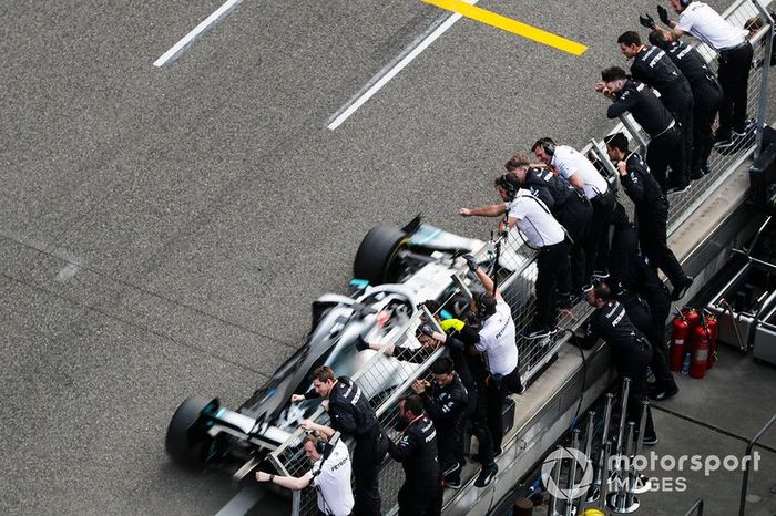 Lewis Hamilton, Mercedes AMG F1 W10, llega a meta
