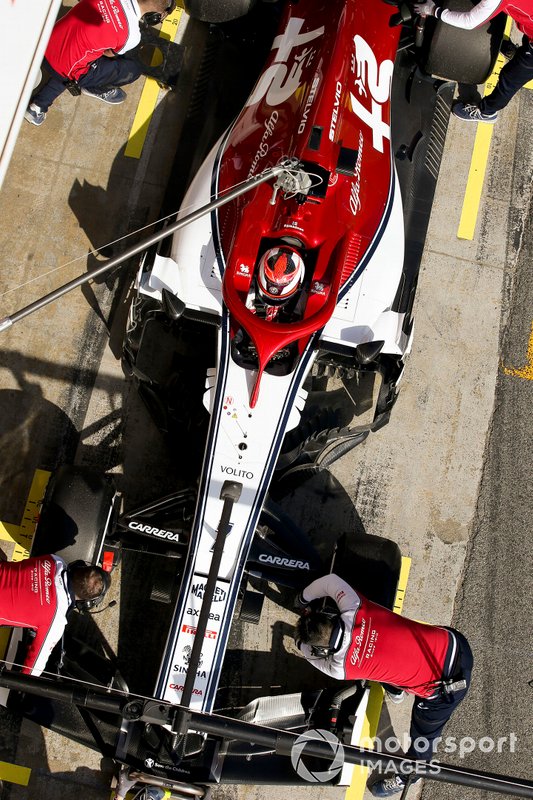 Kimi Raikkonen, Alfa Romeo Racing, s'arrête à son stand