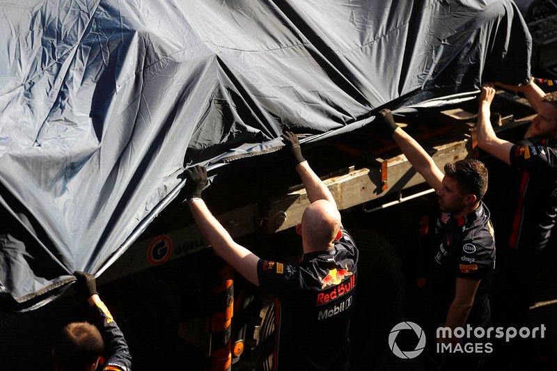 La monoposto incidentata di Pierre Gasly, Red Bull Racing RB15, viene riportata ai box
