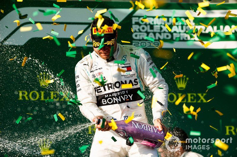 Valtteri Bottas, Mercedes AMG F1 celebra en el podio con el champagne