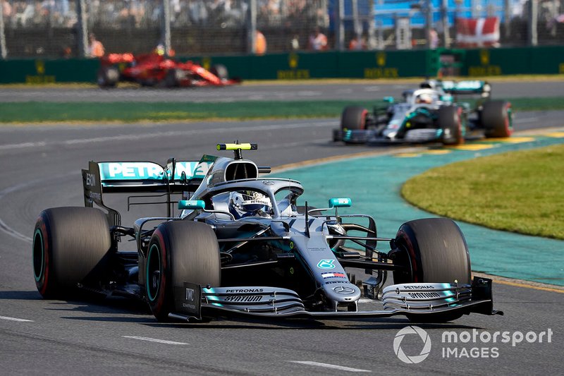 Valtteri Bottas, Mercedes AMG W10, precede Lewis Hamilton, Mercedes AMG F1 W10