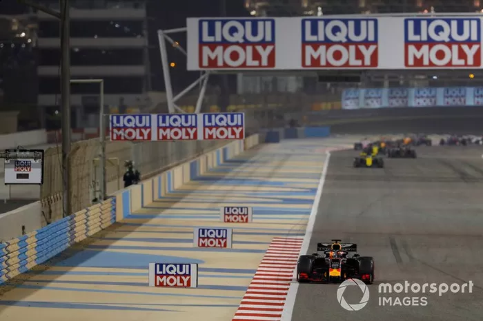Max Verstappen, Red Bull Racing RB15, y Daniel Ricciardo, Renault R.S.19