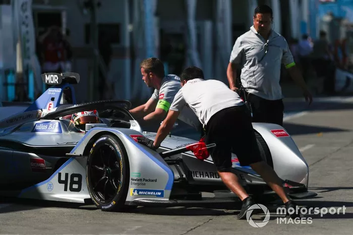 Edoardo Mortara Venturi Formula E, Venturi VFE05 viene spinto nel garage