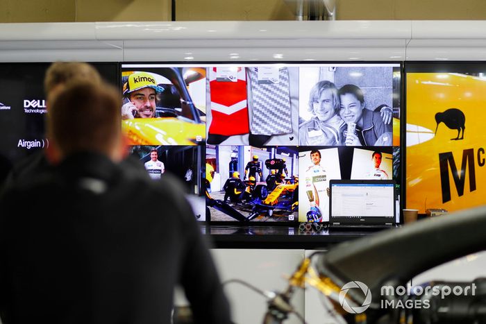 Pantallas que representan los clásicos de James Hunt y Fernando Alonso, McLaren, imágenes, en el garaje del equipo.