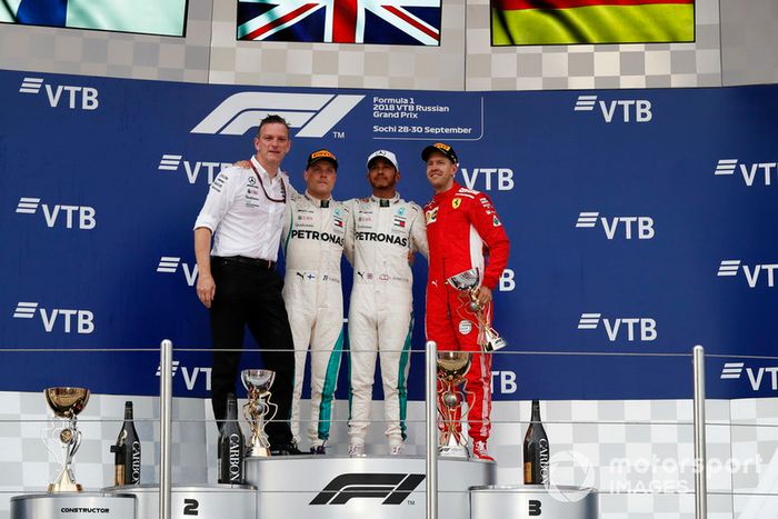 Podio: James Allison, Mercedes AMG F1 Director técnico, segundo lugar Valtteri Bottas, Mercedes AMG F1, ganador de la carrera Lewis Hamilton, Mercedes AMG F1 y tercer lugar Sebastian Vettel, Ferrari 