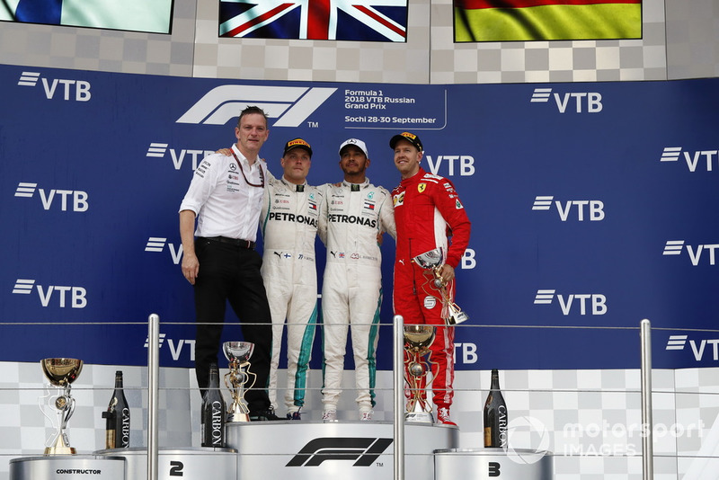 Podio: James Allison, Mercedes AMG F1 Director técnico, segundo lugar Valtteri Bottas, Mercedes AMG F1, ganador de la carrera Lewis Hamilton, Mercedes AMG F1 y tercer lugar Sebastian Vettel, Ferrari