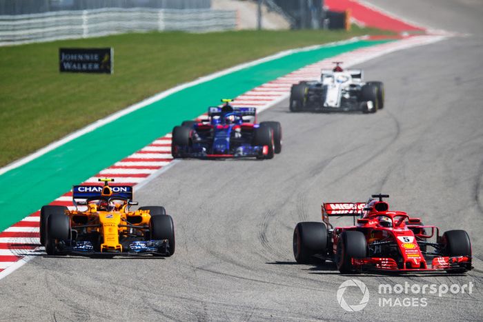 Sebastian Vettel, Ferrari SF71H, Stoffel Vandoorne, McLaren MCL33, Pierre Gasly, Scuderia Toro Rosso STR13, y Marcus Ericsson, Sauber C37