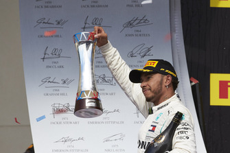 Lewis Hamilton, Mercedes AMG F1, sur le podium avec le trophée