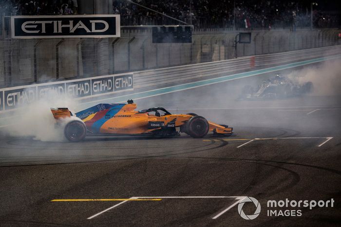 Fernando Alonso, McLaren MCL33 y Lewis Hamilton, Mercedes-AMG F1 W09 hacen donuts al final