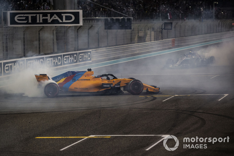 Fernando Alonso, McLaren MCL33 et Lewis Hamilton, Mercedes-AMG F1 W09 font des donuts