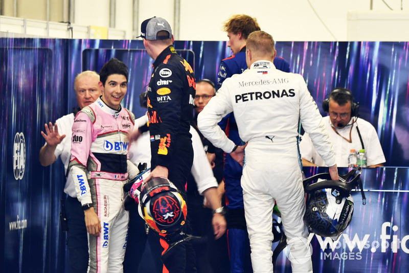 Max Verstappen, Red Bull Racing y Esteban Ocon, Racing Point Force India discuten en la sala de pesaje de la FIA ante la mirada de Bottas y Hartley