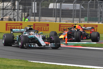 Lewis Hamilton, Mercedes-AMG F1 W09 Daniel Ricciardo, Red Bull Racing RB14