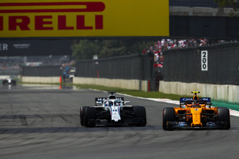 Stoffel Vandoorne, McLaren MCL33, voor Lance Stroll, Williams FW41