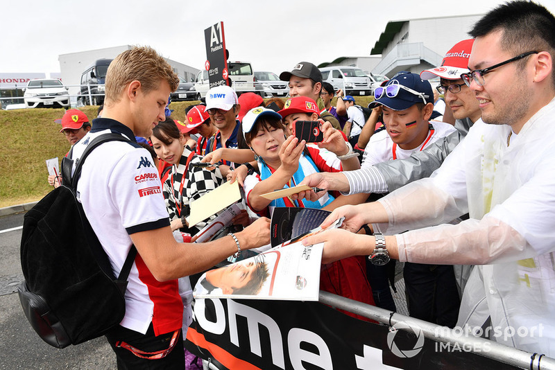 Marcus Ericsson, Sauber signs autographs for the fans