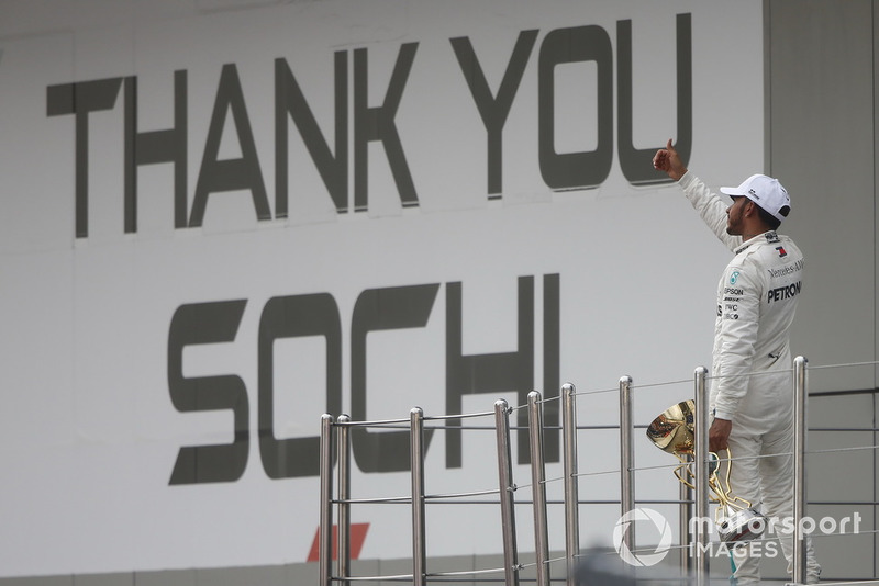 Podio: ganador de la carrera Lewis Hamilton, Mercedes AMG F1