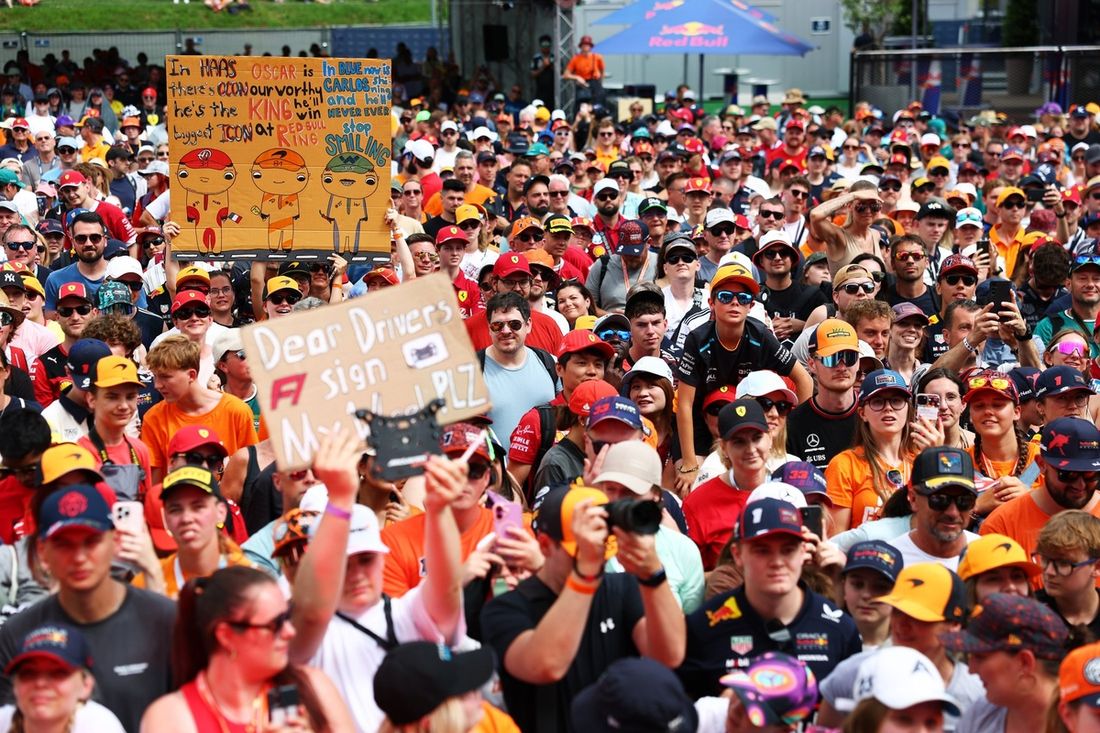 Fani gromadzą się przy scenie forów fanowskich.