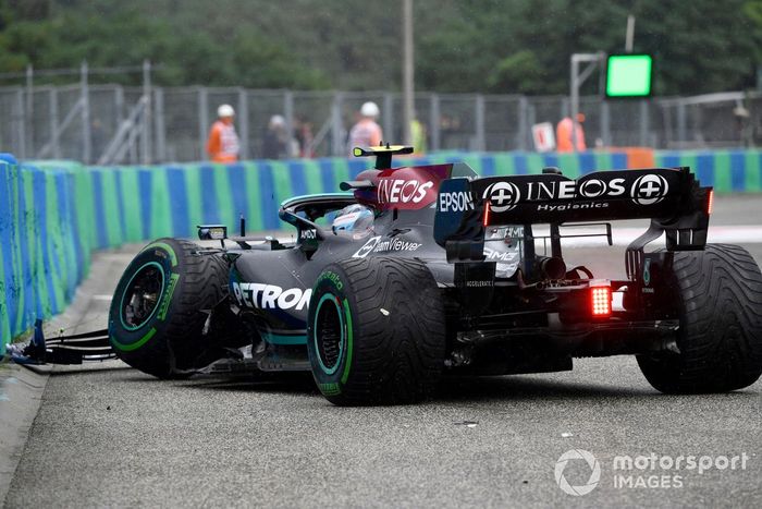 Valtteri Bottas, Mercedes W12, después de su choque en la salida