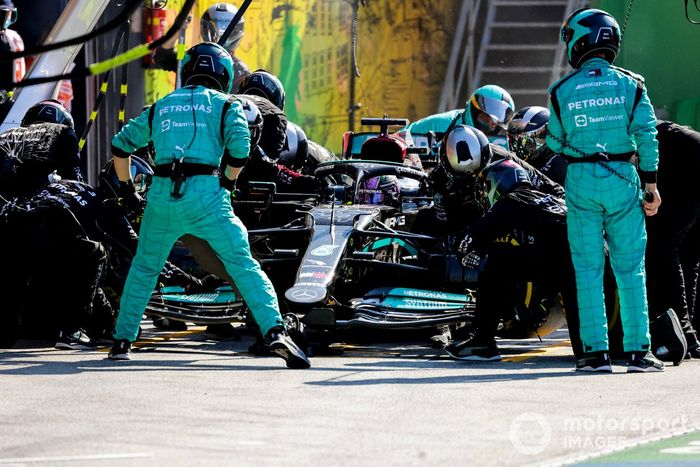 Lewis Hamilton, Mercedes W12, pit stop