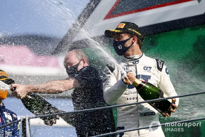 El miembro de AlphaTauri rocía champán con Pierre Gasly, AlphaTauri