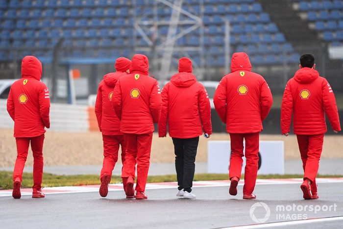 Sebastian Vettel, Ferrari, recorre la pista con miembros del equipo