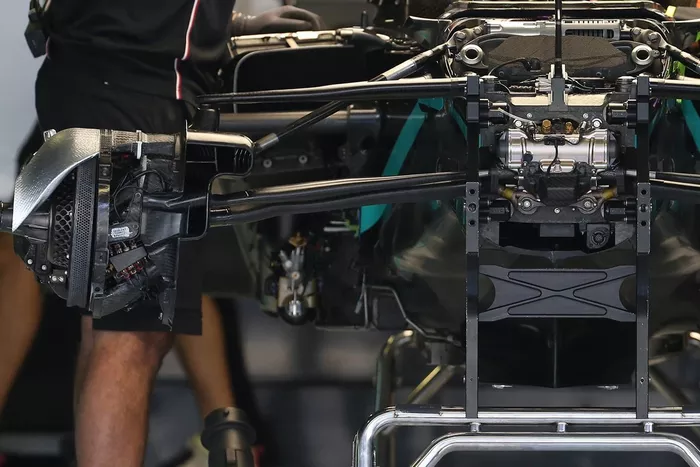 Mercedes W11: Vorderrad-Aufhängung