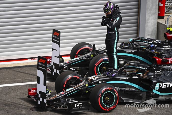 Ganador de la pole Lewis Hamilton, Mercedes-AMG F1 celebra en Parc Ferme 
