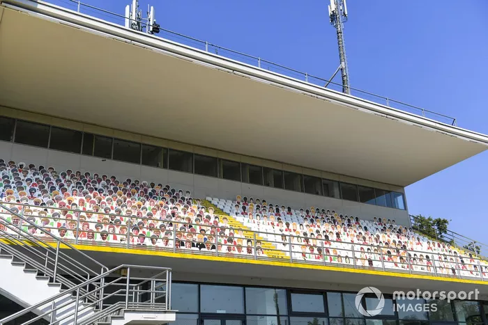 Siluetas de aficionados en Monza