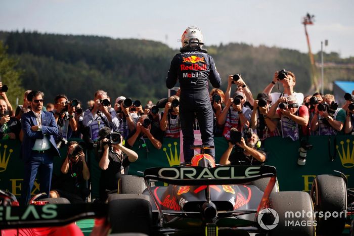 Max Verstappen, Red Bull Racing, 1ª posición, celebra su llegada al Parc Ferme