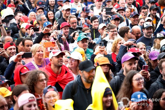 Los aficionados escuchan a Lance Stroll, Aston Martin, Sebastian Vettel, Aston Martin, en el escenario
