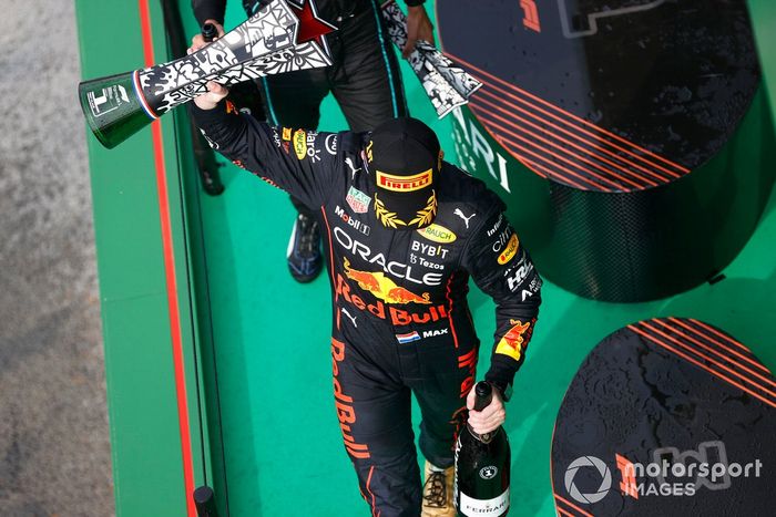 Podio: ganador Max Verstappen, Red Bull Racing