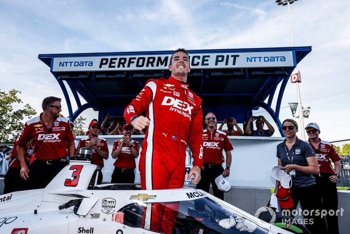 El ganador del premio NTT P1, Scott McLaughlin, del equipo Penske Chevrolet, celebra su pole position