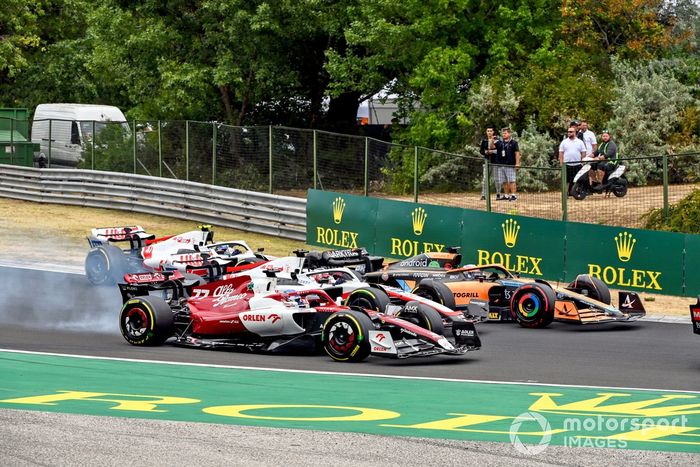 Valtteri Bottas, Alfa Romeo C42, lucha con Kevin Magnussen, Haas VF-22, Daniel Ricciardo, McLaren MCL36, Mick Schumacher, Haas VF-22