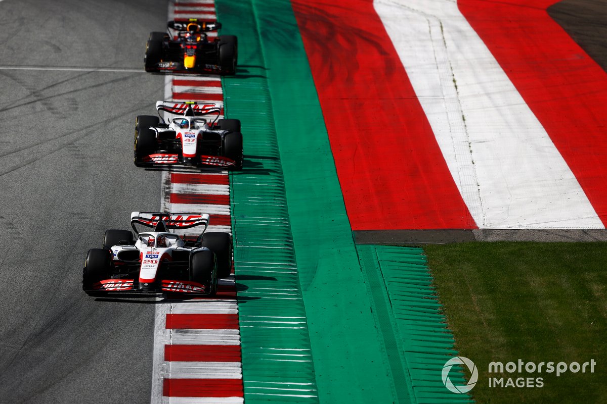 Kevin Magnussen, Haas VF-22, Mick Schumacher, Haas VF-22, Sergio Perez, Red Bull Racing RB18 