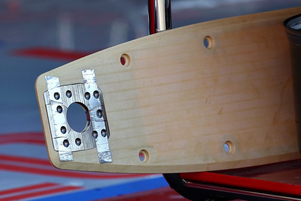 Le patin en matériau composite en question, ici démonté de la Haas VF-22.