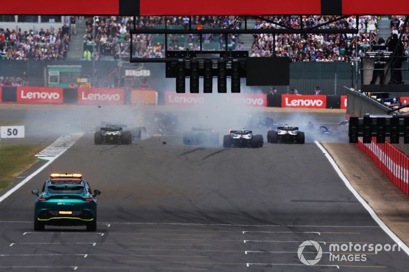 Una vista trasera del choque en la primera salida. Zhou Guanyu, Alfa Romeo C42, George Russell, Mercedes W13, Esteban Ocon, Alpine A522, Yuki Tsunoda, AlphaTauri AT03 y Alex Albon, Williams FW44 están involucrados