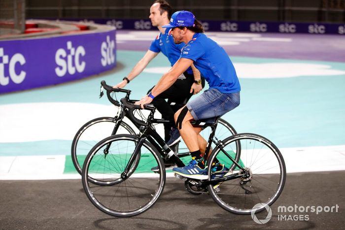 Fernando Alonso, del equipo Alpine F1, recorre la pista en bicicleta