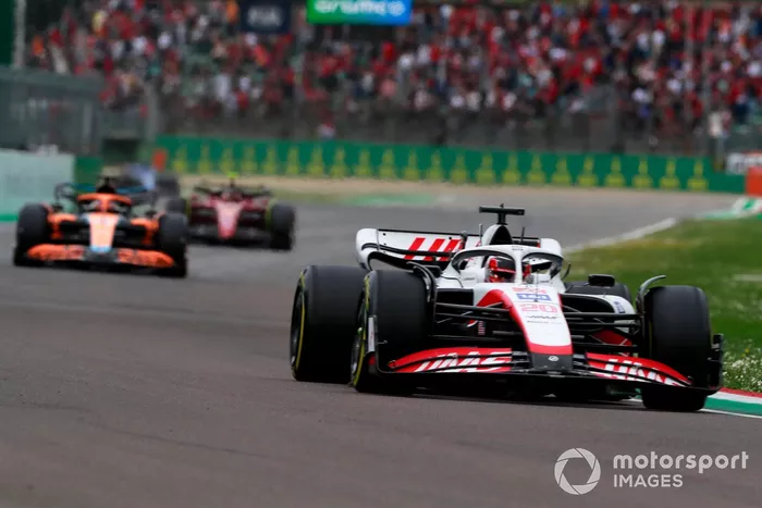 Kevin Magnussen, Haas VF-22, Daniel Ricciardo, McLaren MCL36