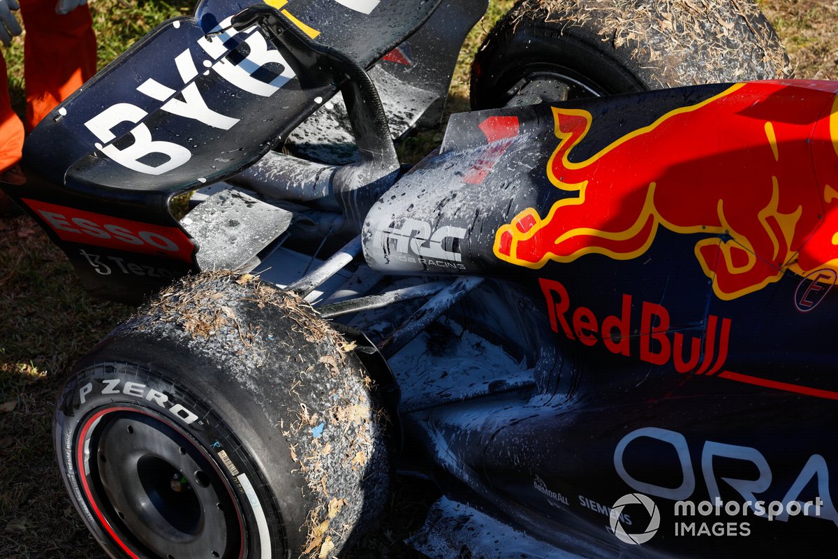 Valsecchi, Red Bull'un güç ünitesi "bilgisini" sorguladı 1 Formula 1 Haberleri - F1 Puan Durumu The car of Max Verstappen, Red Bull Racing RB18, with fire retardant after retirement and a fire