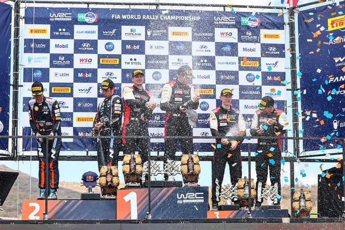 Podio: Ganadores Sébastien Ogier, Vincent Landais, Toyota Gazoo Racing WRT Toyota GR Yaris Rally1, segundos Thierry Neuville, Martijn Wydaeghe, Hyundai World Rally Team Hyundai i20 N Rally1, terceros Elfyn Evans, Scott Martin, Toyota Gazoo Racing WRT Toyota GR Yaris Rally1.