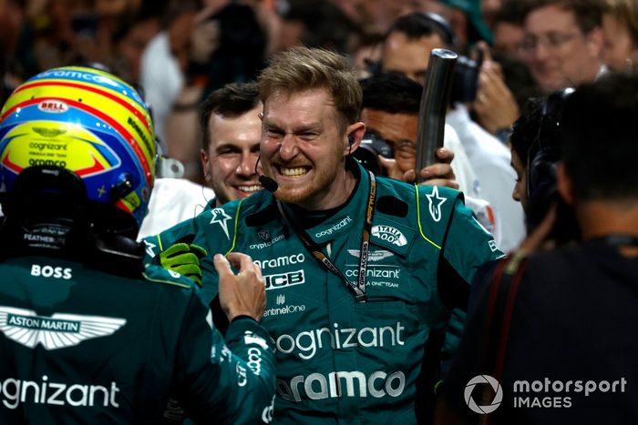Fernando Alonso, Aston Martin F1 Team, 3ª posición, celebra con su equipo en Parc Ferme