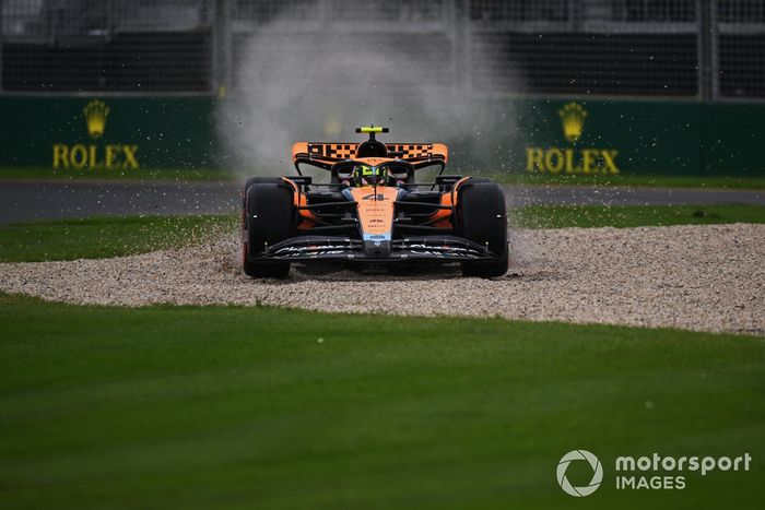 Lando Norris, McLaren MCL60, corta las curvas y se dirige a través de la grava