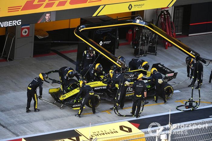 Daniel Ricciardo, Renault F1 Team R.S.19, en pits