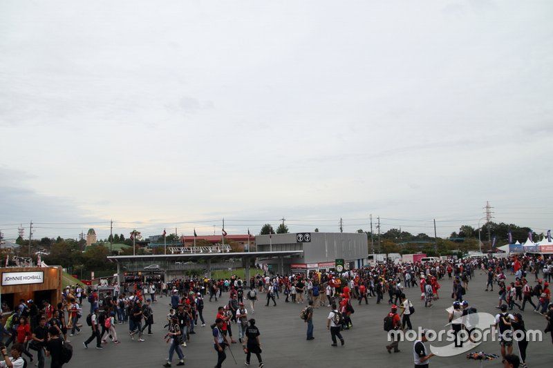 Fans salen del circuito de Suzuka 
