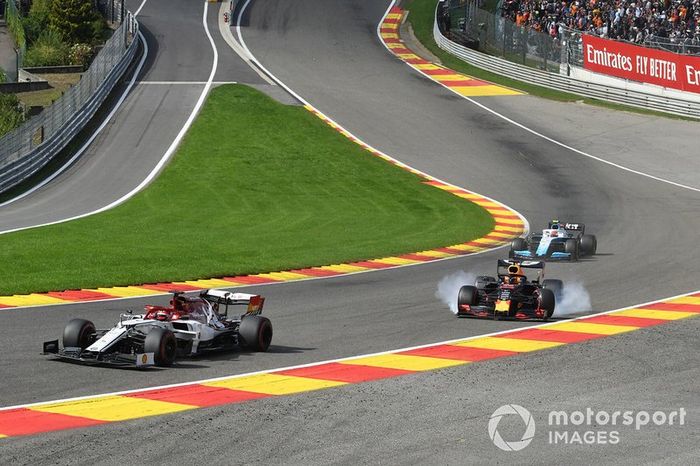 Max Verstappen, Red Bull Racing RB15, lanza fuera de la pista debido a los daños causados en una colisión con Kimi Raikkonen, Alfa Romeo Racing C38