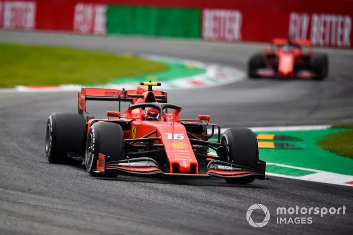 Charles Leclerc, Ferrari SF90 precede Sebastian Vettel, Ferrari SF90 