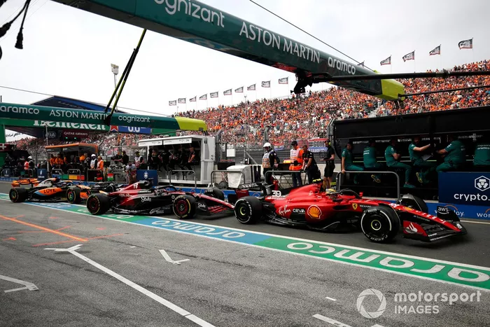 Robert Shwartzman, Ferrari SF-23, Valtteri Bottas, Alfa Romeo C43, Oscar Piastri, McLaren MCL60, en boxes.