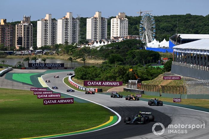 Lewis Hamilton, Mercedes F1 W14, George Russell, Mercedes F1 W14, Sergio Pérez, Red Bull Racing RB19