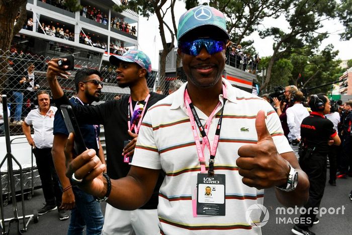 El comediante y actor Chris Tucker en la parrilla