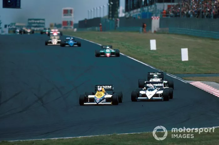Nigel Mansell, Williams FW10, seguido de perto por Nelson Piquet